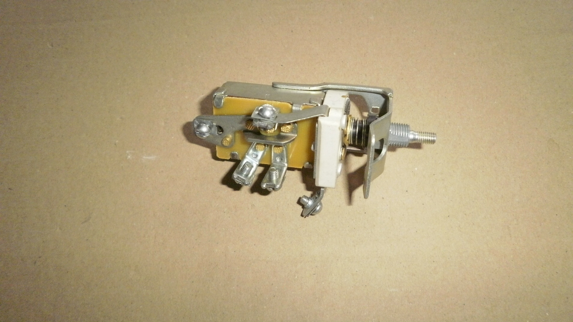 Přepínač stavu paliva v nádržích