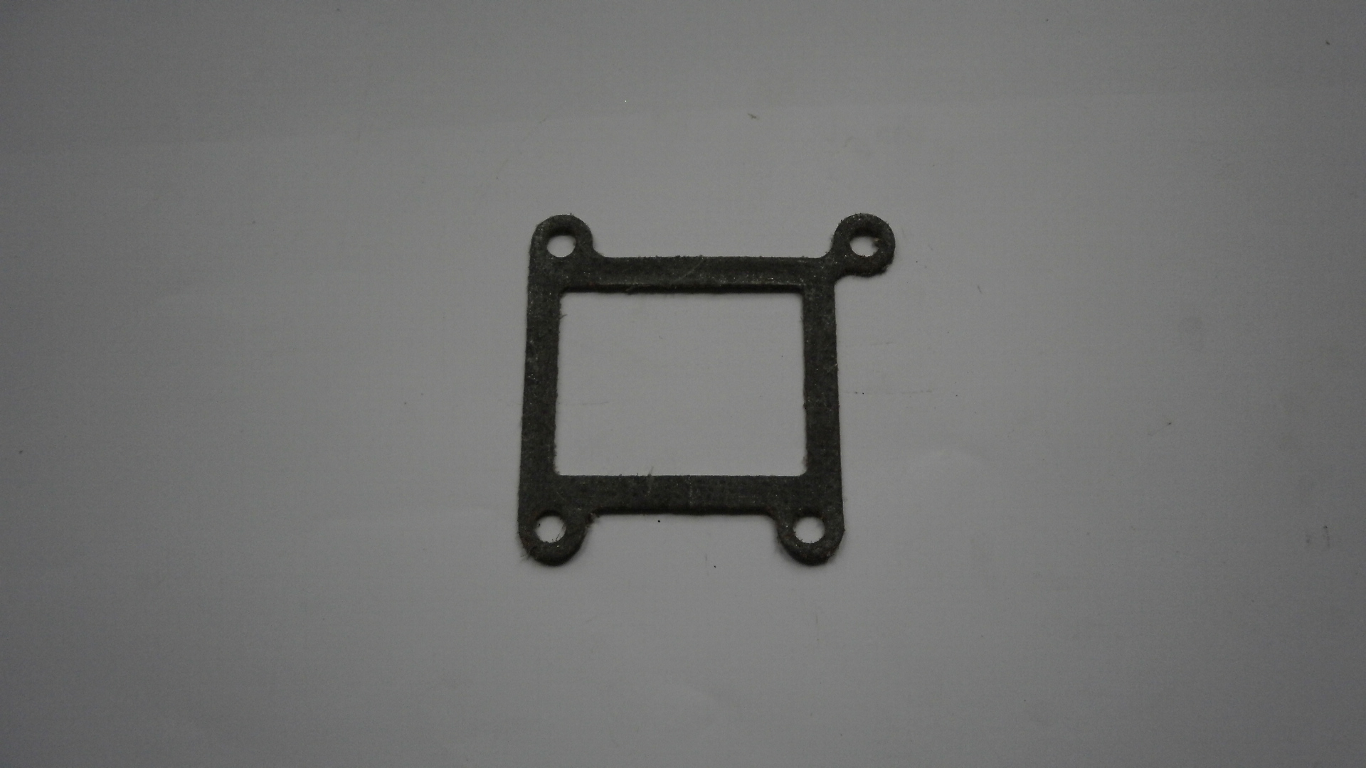 Těsnění mezi sacím a výfukovým potrubím