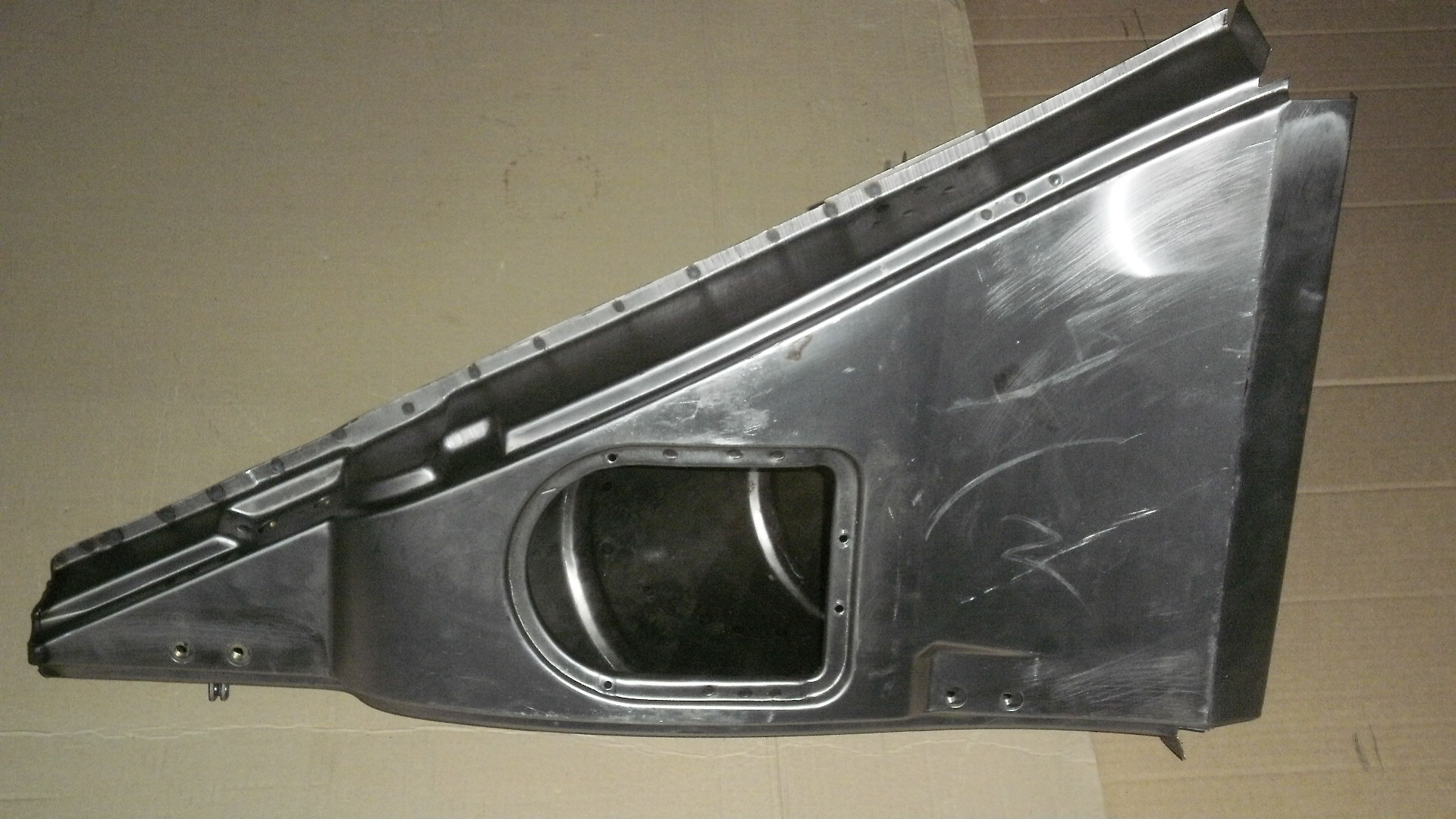 Sloupek karosérie boční pravý